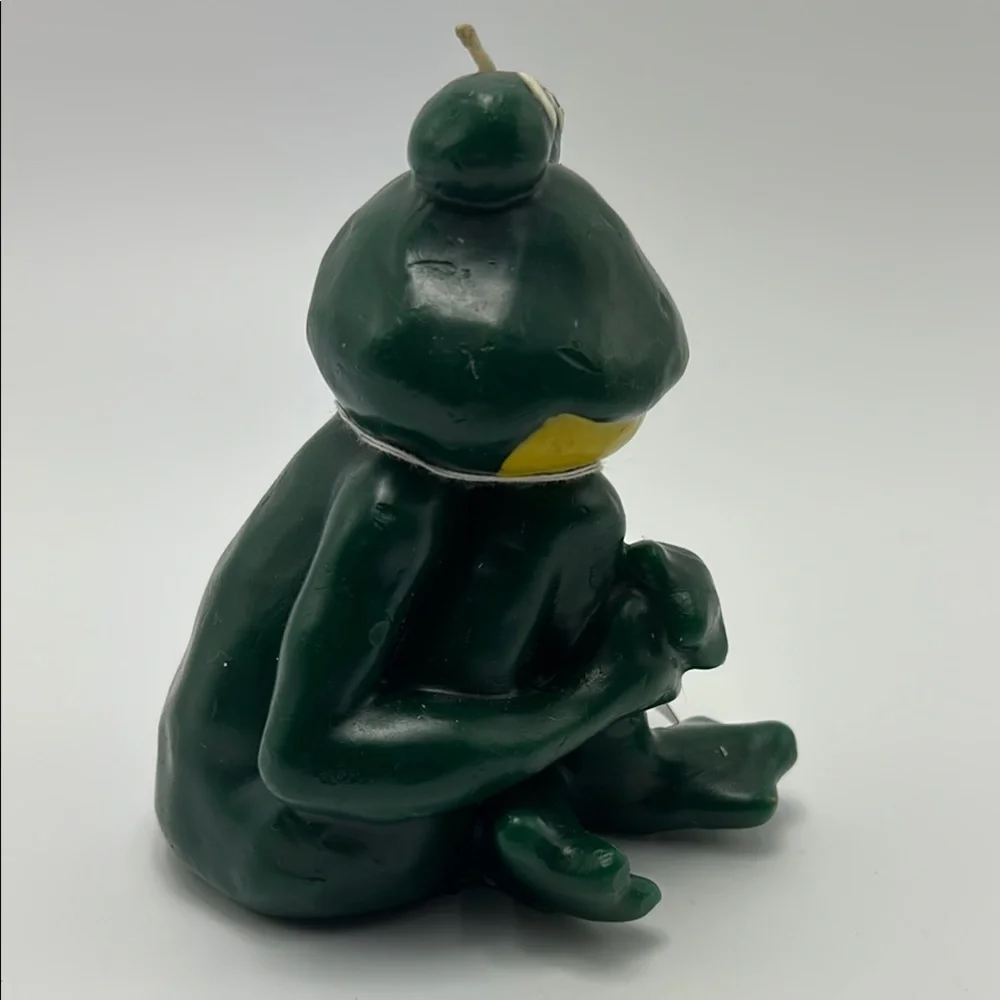 Russ Berrie Leaping Frong Green YellowWax Sculpture Candle Decorative #14078